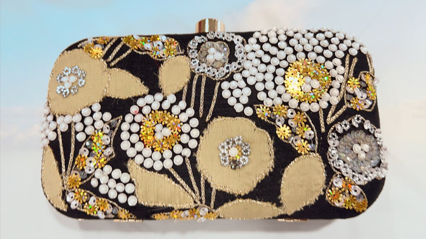 Elegant Golden Designer Clutch – A Touch of Luxe